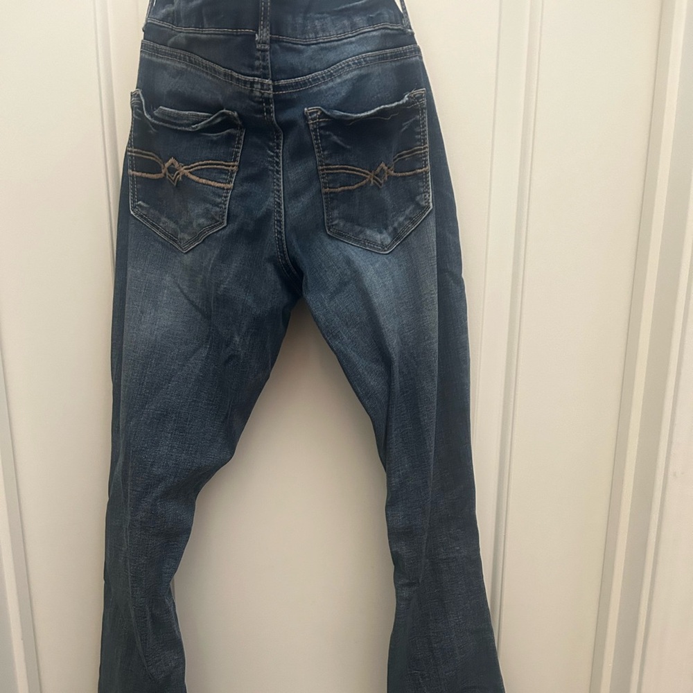 Preowned women’s skinny blue boot ripped jeans.